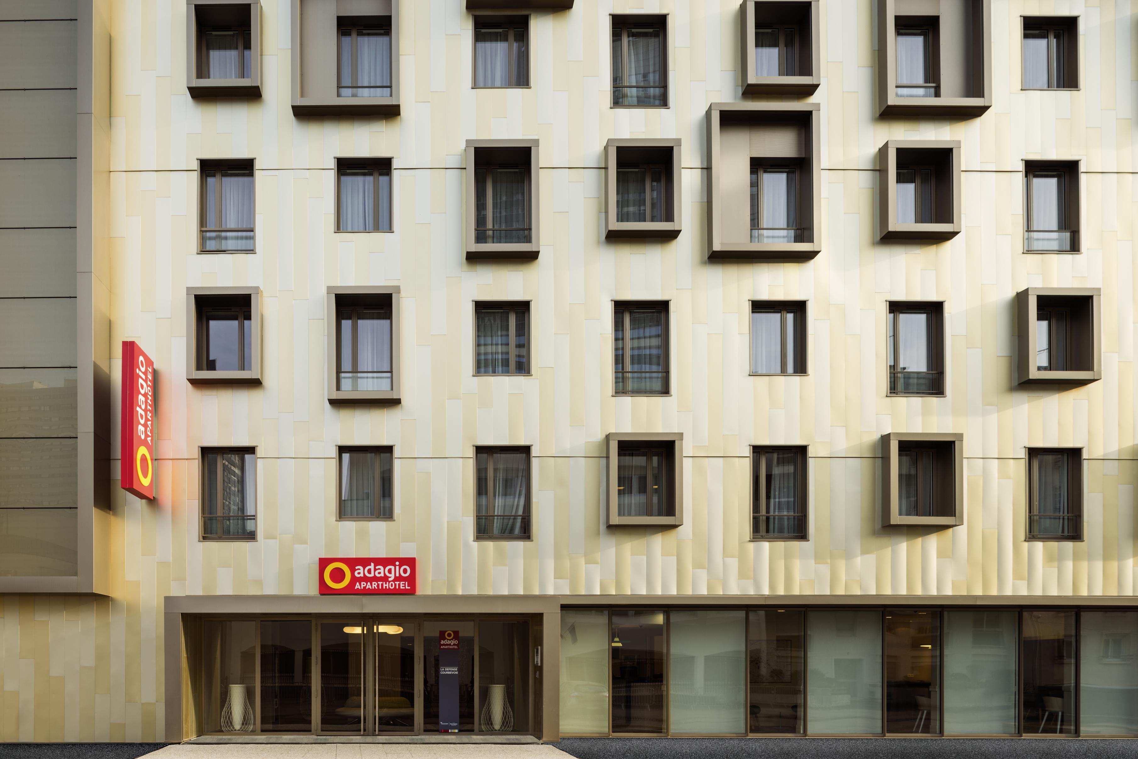 อดาจิโอ ลา ดีเฟนซ์ คัวร์บีโว Aparthotel กูร์เบอวัวร์ ภายนอก รูปภาพ