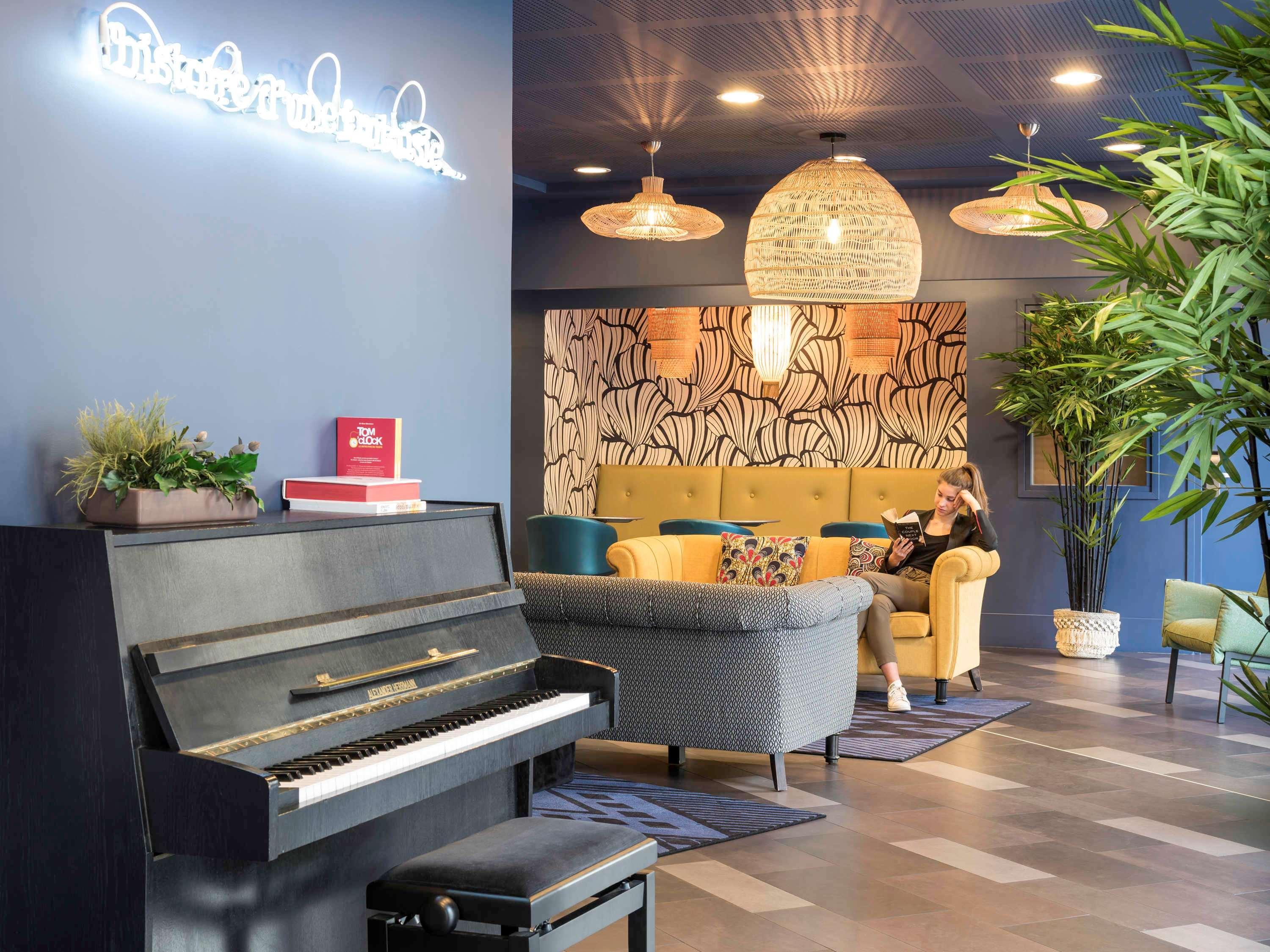 อดาจิโอ ลา ดีเฟนซ์ คัวร์บีโว Aparthotel กูร์เบอวัวร์ ภายนอก รูปภาพ