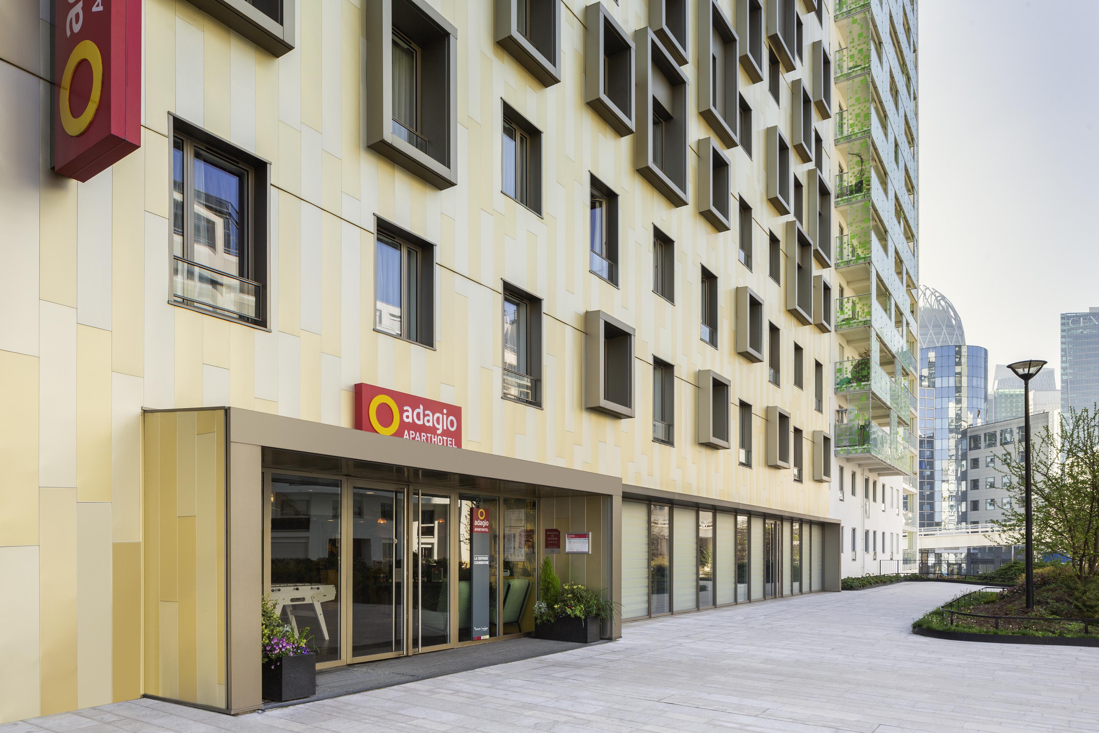 อดาจิโอ ลา ดีเฟนซ์ คัวร์บีโว Aparthotel กูร์เบอวัวร์ ภายนอก รูปภาพ