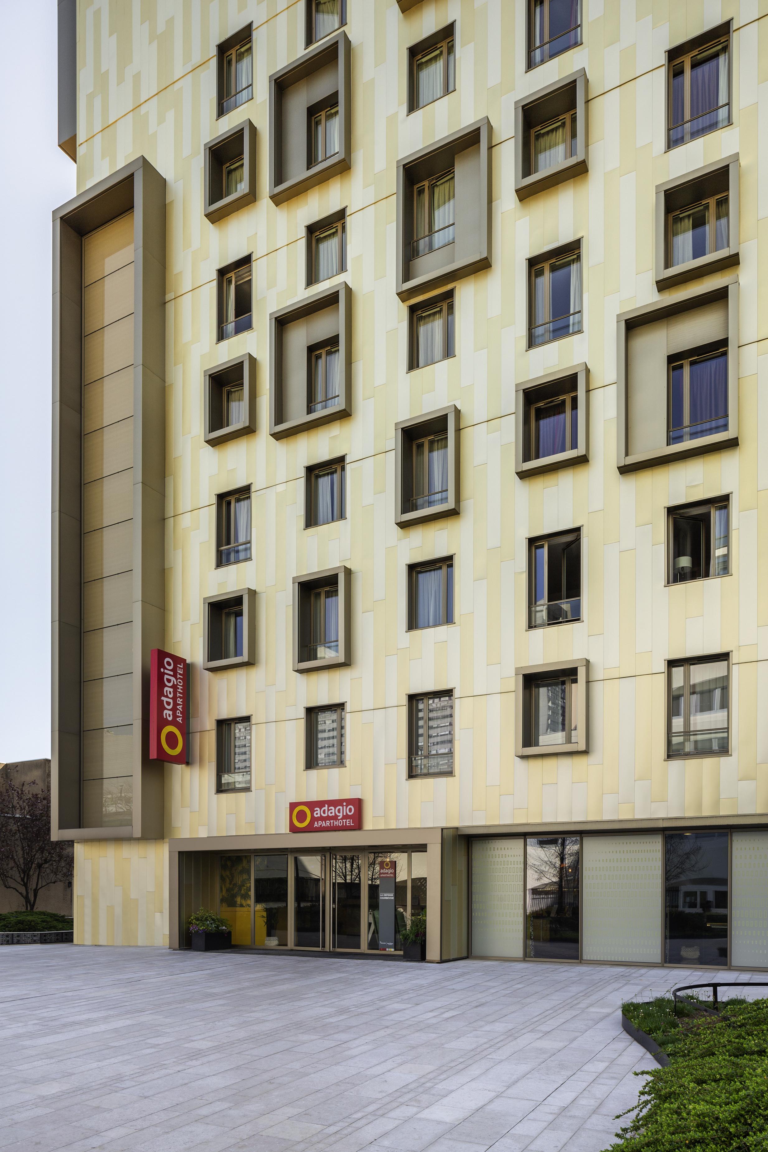 อดาจิโอ ลา ดีเฟนซ์ คัวร์บีโว Aparthotel กูร์เบอวัวร์ ภายนอก รูปภาพ